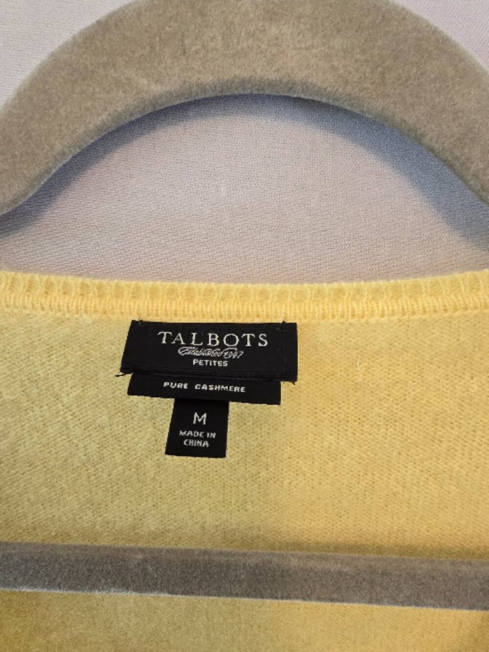 PURE CASHMERE TALBOTS SWEATER YELLOW PETITE MEDIUM VNECK PULLOVER SOFT LUXURY - Picture 2 of 7